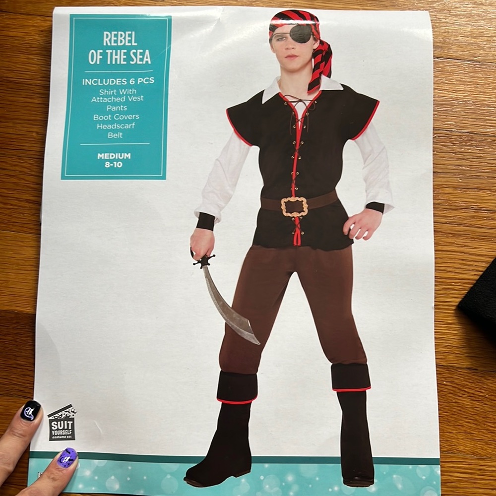 Pirate kids costume size medium 8-10. Used once.